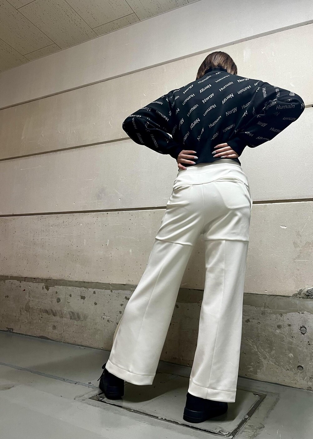 ブラック系のスニーカー、ホワイト系のその他パンツ、ブラック系のその他アウターを着用したレディースの冬コーディネートの3枚目の写真