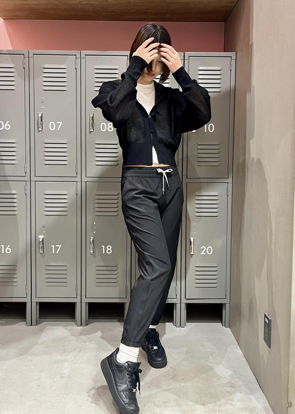 ブラック系のパーカー、ブラック系のスニーカー、ホワイト系のTシャツ/カットソーを着用したレディースの春コーディネートの4枚目の写真