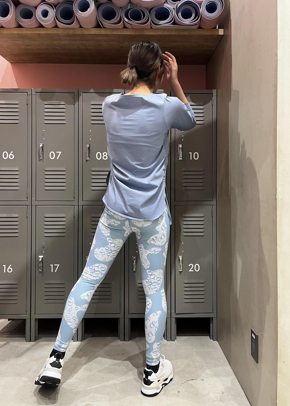 ブルー系のTシャツ/カットソー、ホワイト系のスニーカー、ブルー系のレギンス/スパッツを着用したレディースの冬コーディネートの3枚目の写真