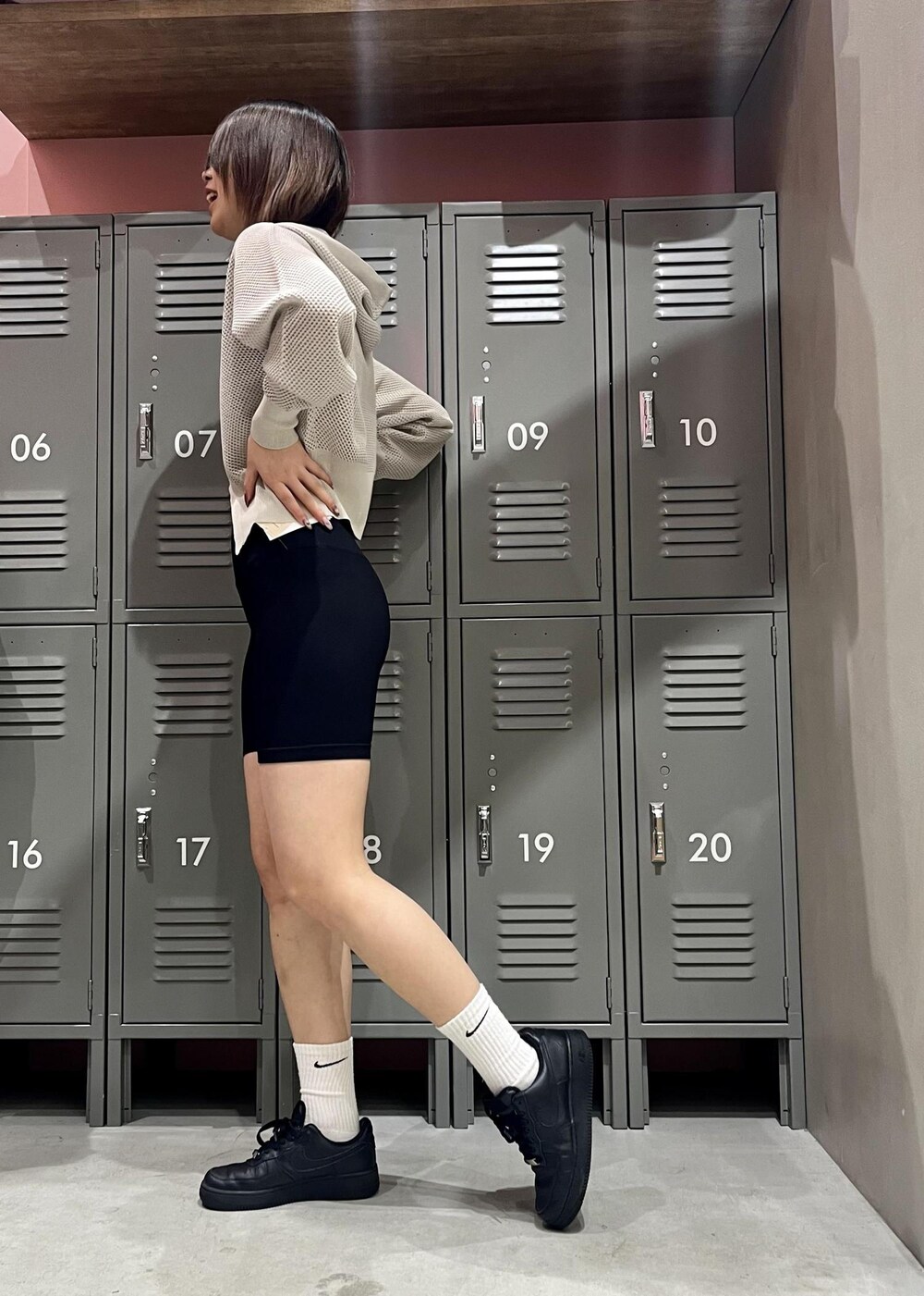 ブラック系のスニーカー、シルバー系のパーカー、グレー系のブラジャーを着用したレディースの冬コーディネートの3枚目の写真