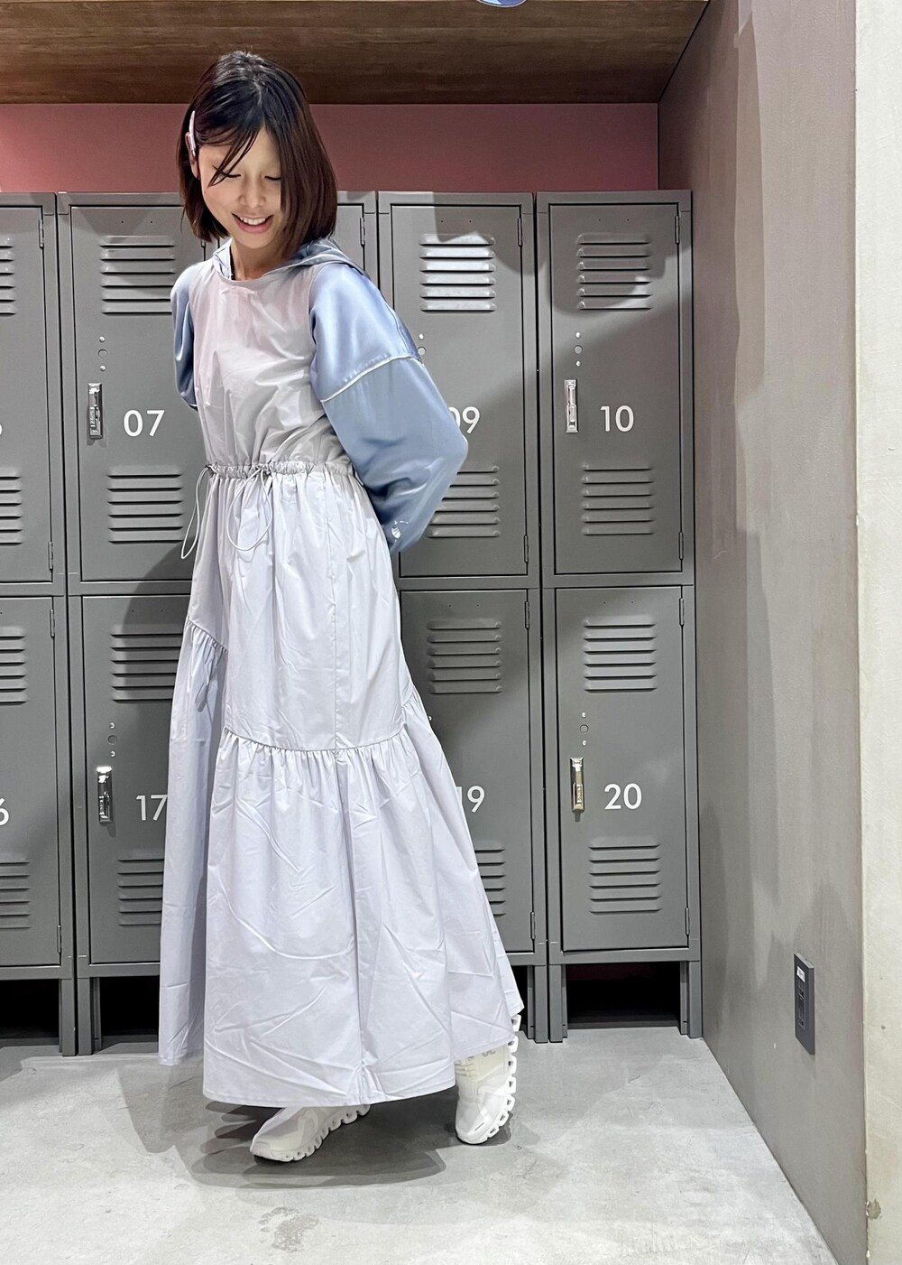 シルバー系のモッズコート、ホワイト系のスニーカー、グレー系のワンピースを着用したレディースの冬コーディネートの2枚目の写真