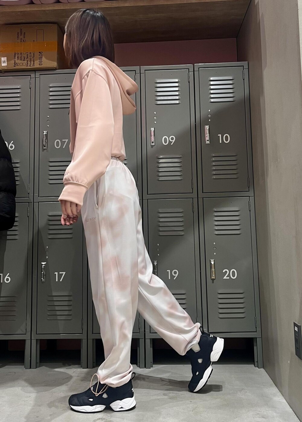 ブラック系のスニーカー、ピンク系のその他パンツ、ピンク系のパーカーを着用したレディースの春コーディネートの2枚目の写真