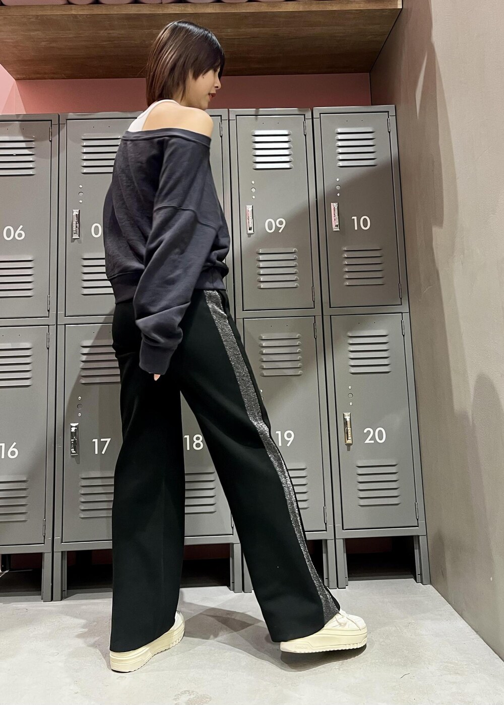 ブラック系のTシャツ/カットソー、ホワイト系のタンクトップ、ホワイト系のスニーカーを着用したレディースの冬コーディネートの2枚目の写真