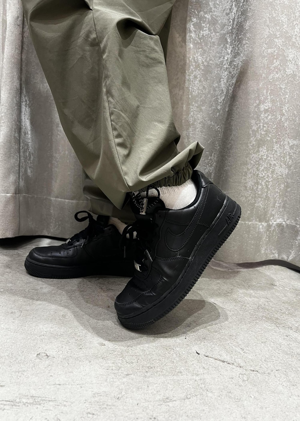 ブラック系のスニーカー、グリーン系のその他パンツ、ブラック系のその他アウターを着用したレディースの冬コーディネートの6枚目の写真