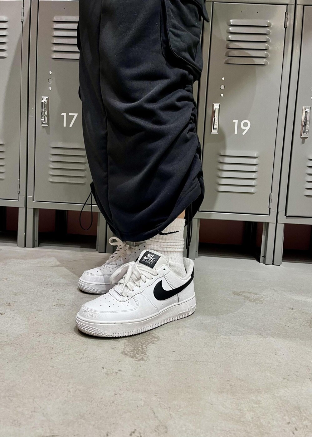 「ナージー、ナイキ、カーゴスカート、エアフォースワン、AIRFORCE1、AIRFORCE1'07、RicoIkeda×NERGY、高身長、ブラック、ファー、ブルゾン、スニーカー、NERGY、NIKE、RUN」｜「NIKEの【NIKE】ナイキ エア フォース 1 '07（スニーカー、ホワイト系）」を使った、せさん（レディース・170cm）の冬コーディネートの6枚目の写真