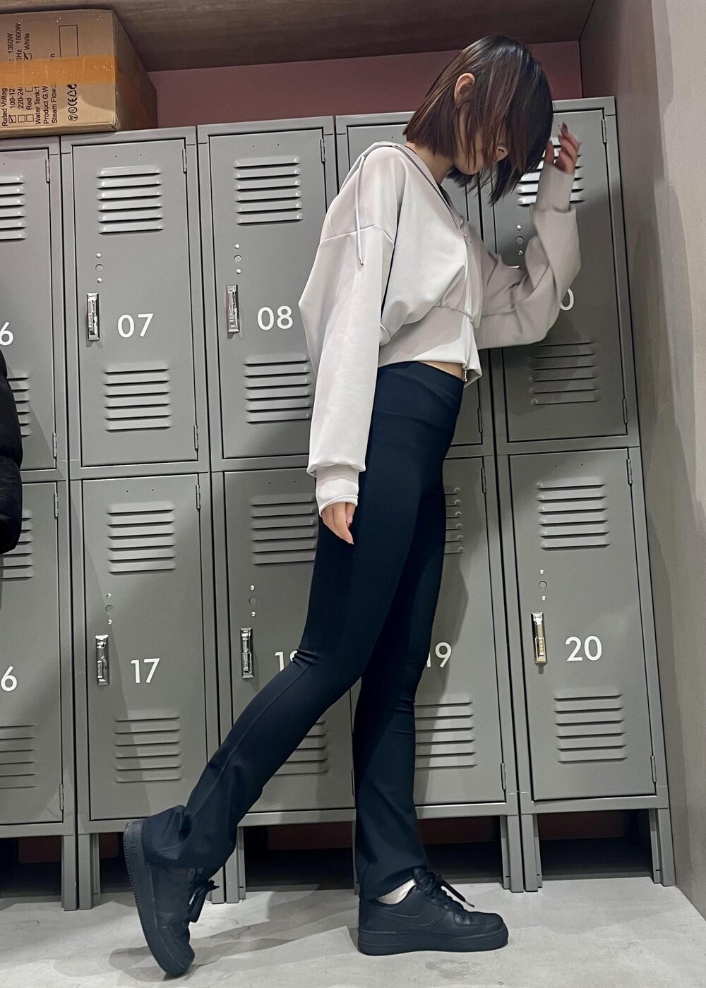 ブラック系のスニーカー、ブラック系のその他パンツ、グレー系のパーカーを着用したレディースの春コーディネートの2枚目の写真