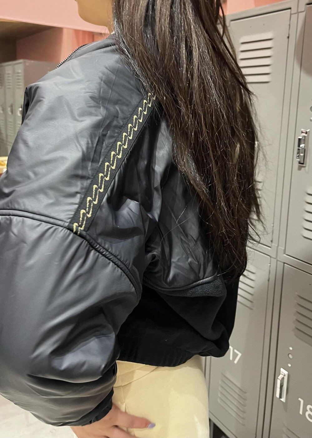 ブラック系のその他アウター、ホワイト系のスカート、ホワイト系のパーカーを着用したレディースの冬コーディネートの5枚目の写真