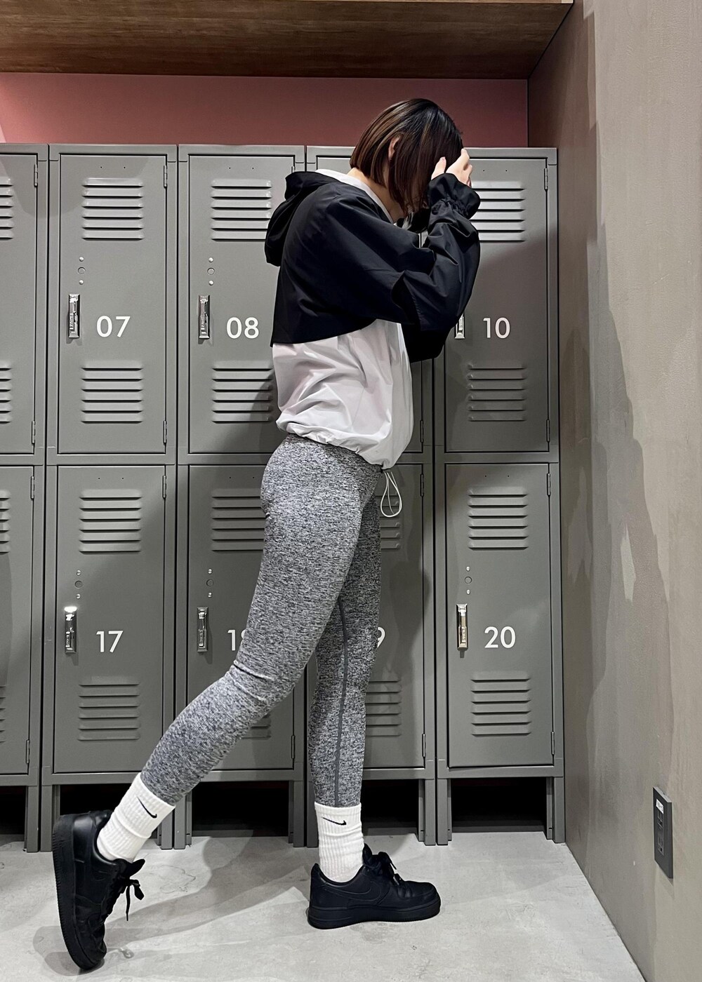 グレー系のブルゾン、ブラック系のスニーカー、グレー系のレギンス/スパッツを着用したレディースの春コーディネートの3枚目の写真