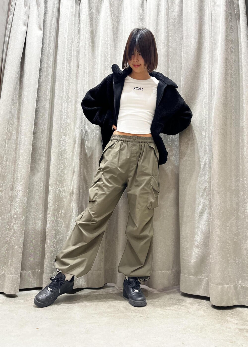 ブラック系のスニーカー、グリーン系のその他パンツ、ブラック系のその他アウターを着用したレディースの冬コーディネートの2枚目の写真