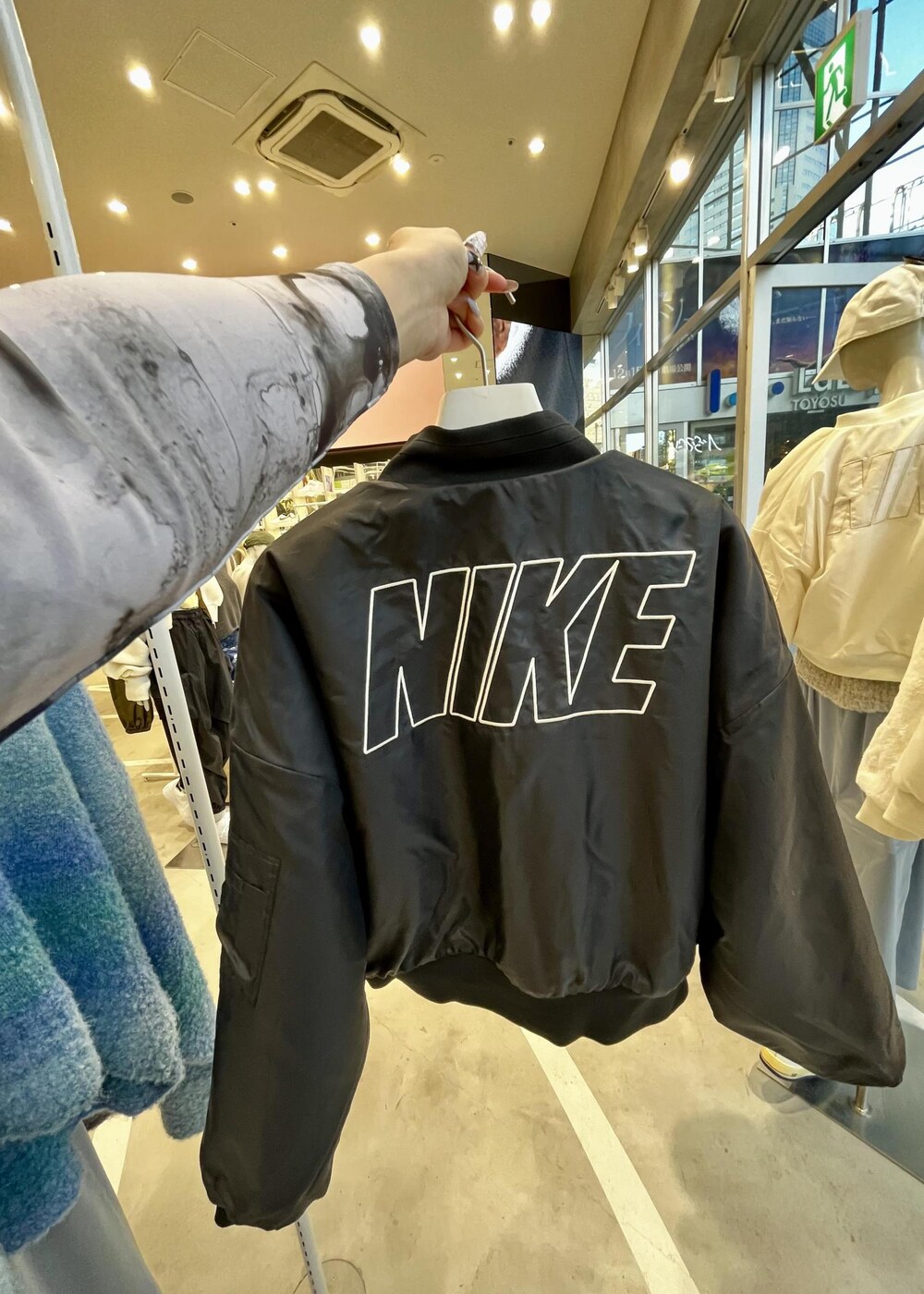 「ナージー、ナイキ、カーゴスカート、エアフォースワン、AIRFORCE1、AIRFORCE1'07、RicoIkeda×NERGY、高身長、ブラック、ファー、ブルゾン、スニーカー、NERGY、NIKE、RUN」｜「NIKEの【NIKE】ナイキ エア フォース 1 '07（スニーカー、ホワイト系）」を使った、せさん（レディース・170cm）の冬コーディネートの7枚目の写真