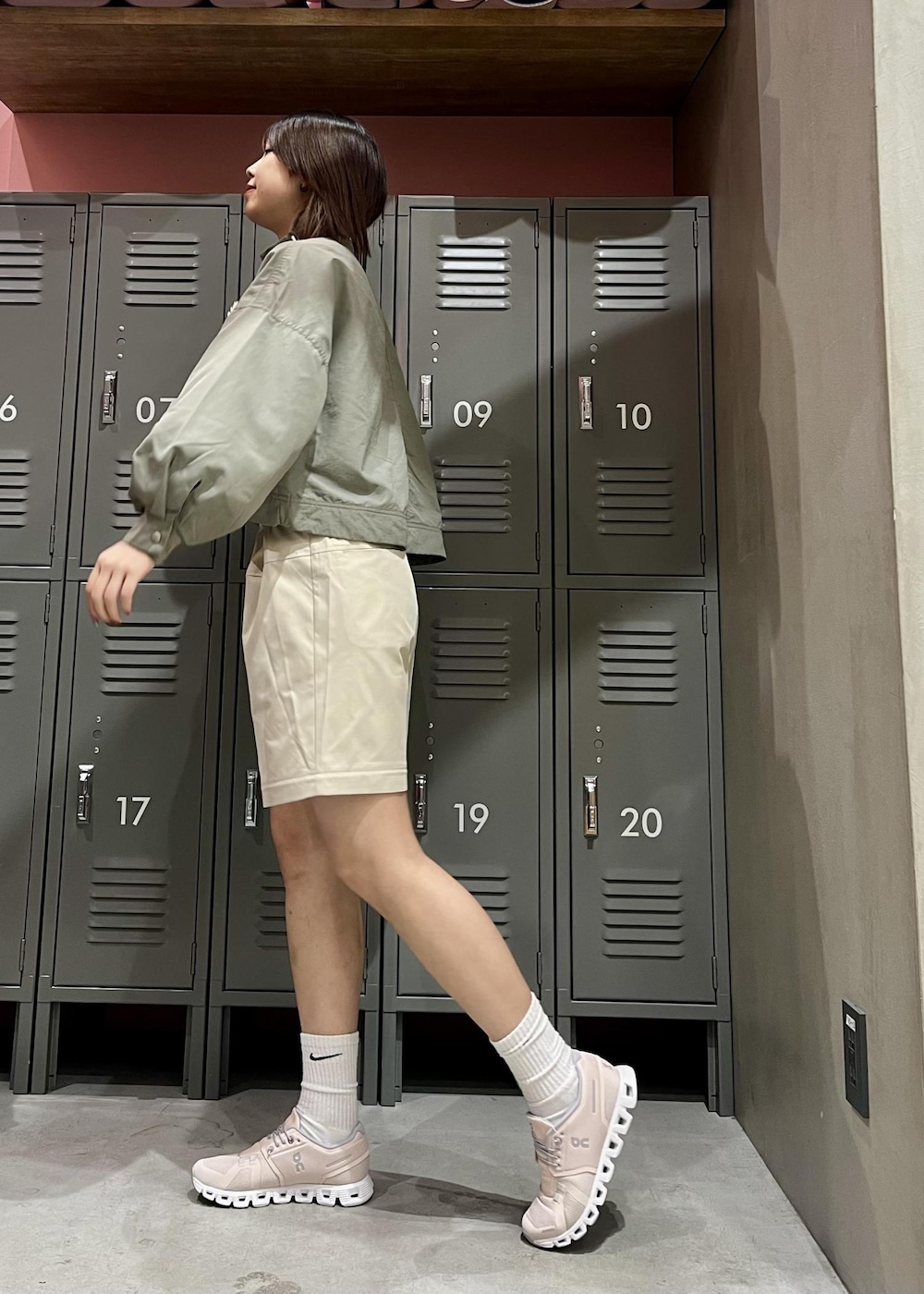 ピンク系のスニーカー、グレー系のその他パンツを着用したレディースの春コーディネートの2枚目の写真