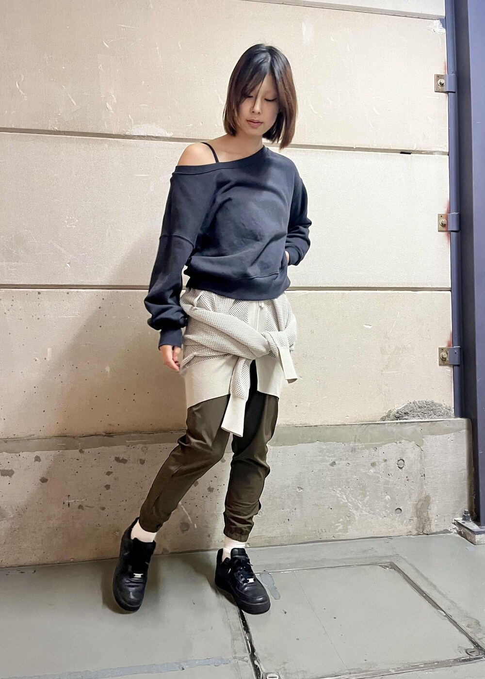 ブラック系のスニーカー、ブラック系のTシャツ/カットソー、ブラウン系のその他パンツを着用したレディースの春コーディネートの4枚目の写真