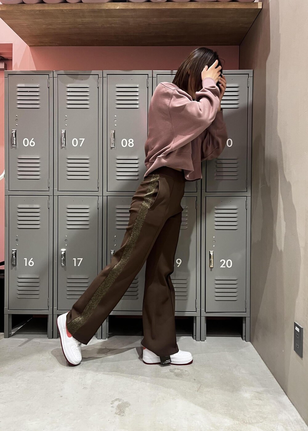 ブラウン系のその他パンツ、ホワイト系のスニーカー、ブラウン系のスウェットを着用したレディースの冬コーディネートの2枚目の写真