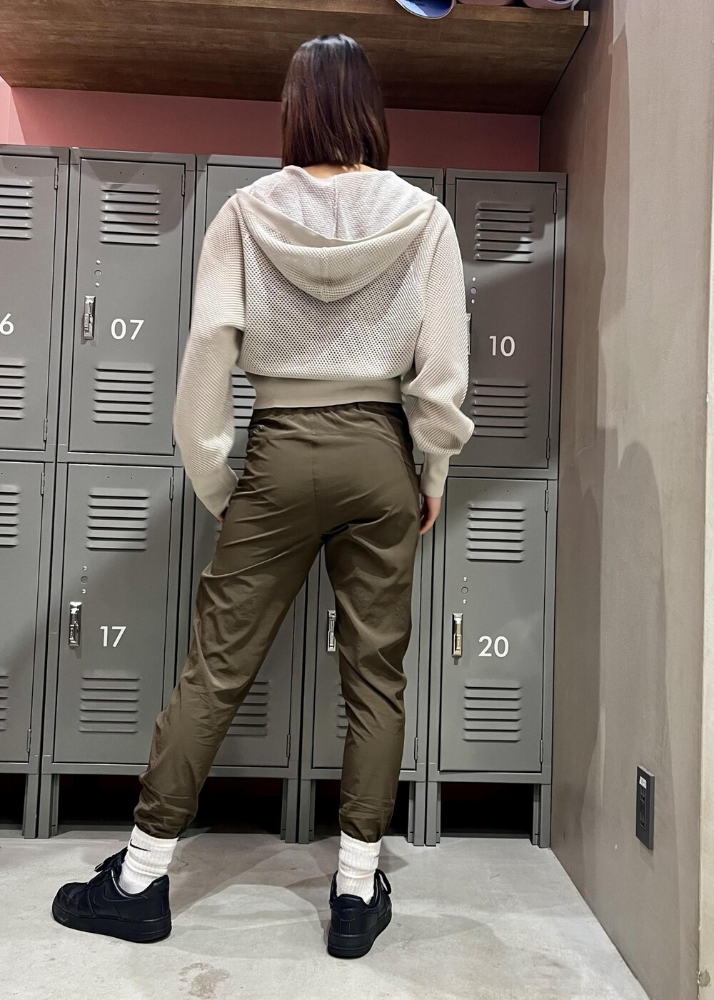 ブラック系のタンクトップ、ブラック系のスニーカー、ブラウン系のその他パンツを着用したレディースの春コーディネートの2枚目の写真