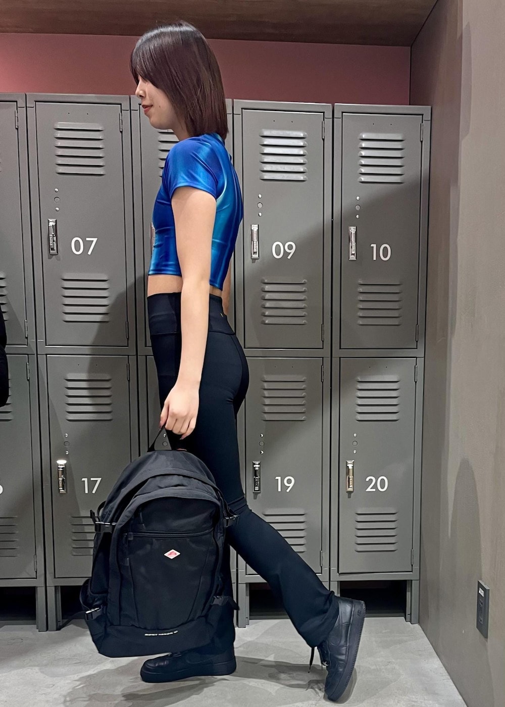 ブラック系のスニーカー、ブラック系のその他パンツ、ブラック系のバックパック/リュックを着用したレディースの春コーディネートの2枚目の写真