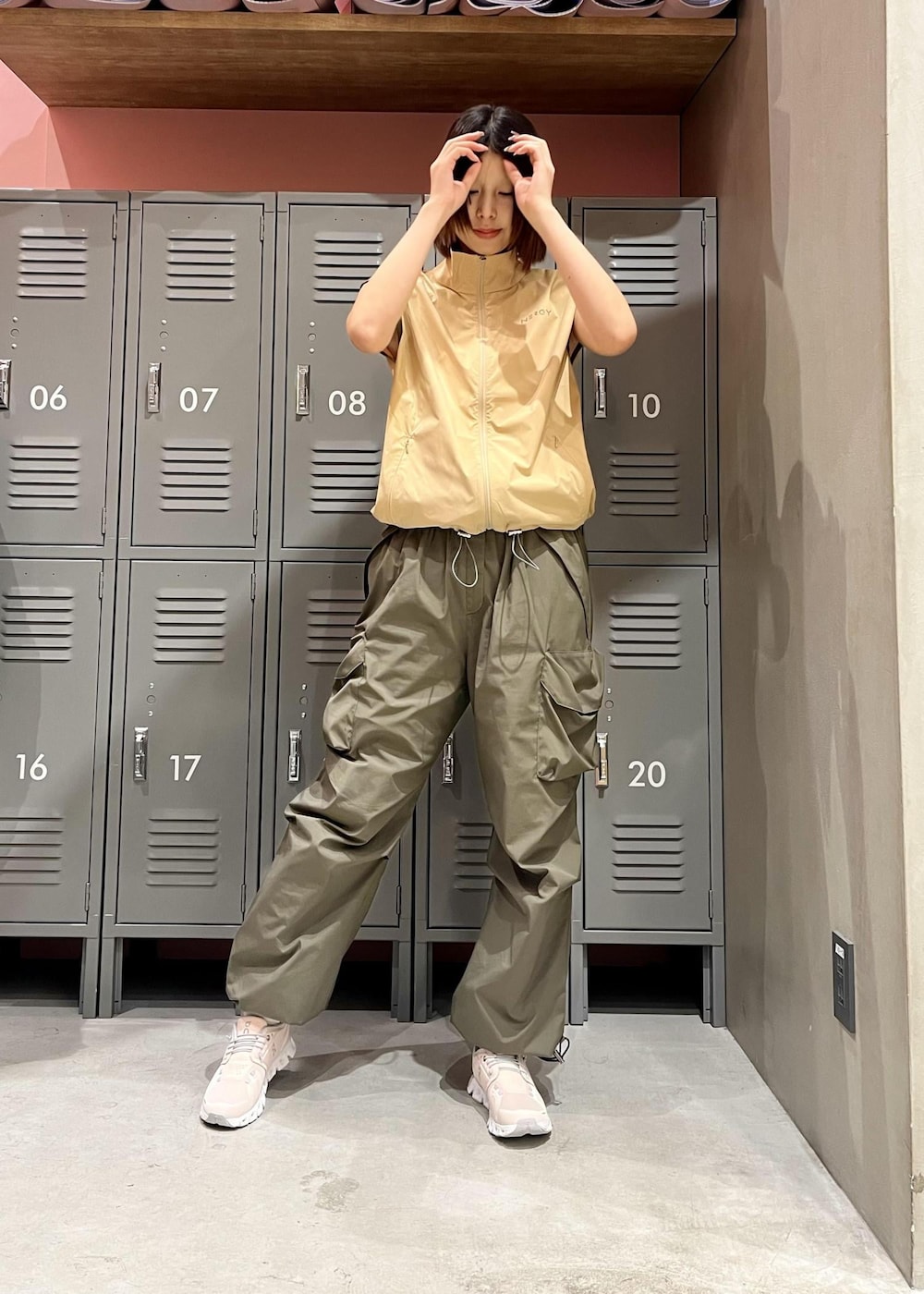 グリーン系のその他パンツ、ピンク系のスニーカー、ベージュ系のブルゾンを着用したレディースの冬コーディネートの3枚目の写真