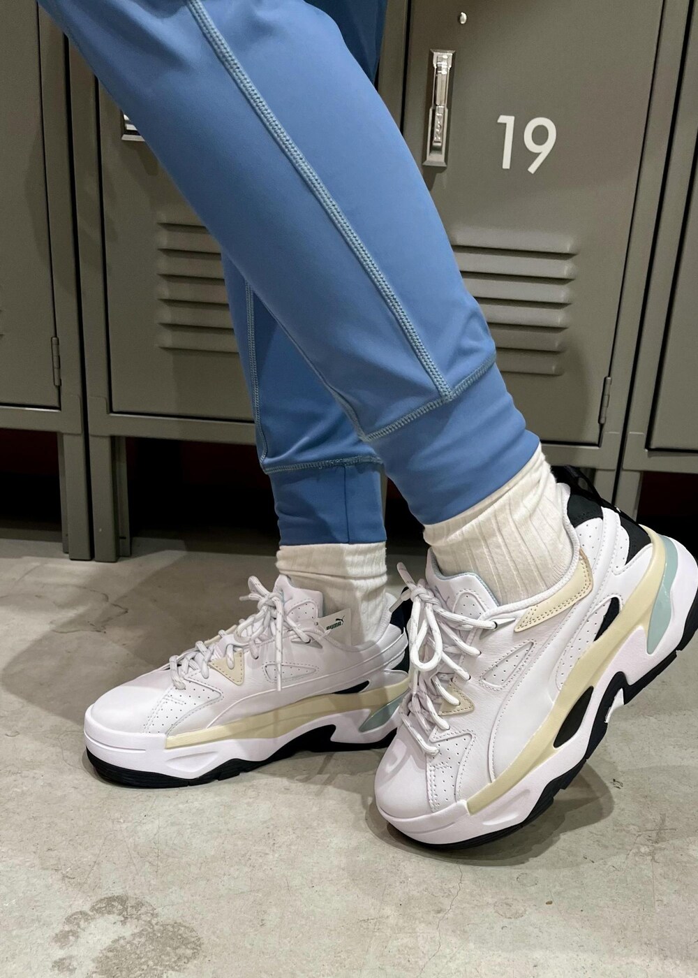 ホワイト系のスニーカー、ホワイト系のTシャツ/カットソー、ブルー系のレギンス/スパッツを着用したレディースの冬コーディネートの4枚目の写真