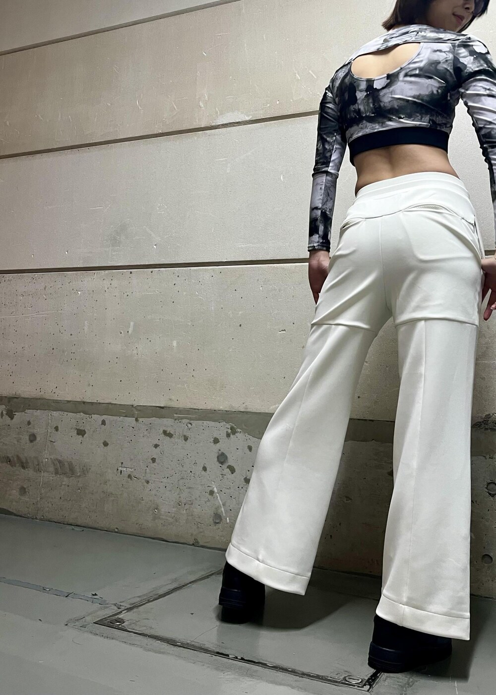 ブラック系のスニーカー、ホワイト系のその他パンツ、ブラック系のブラジャーを着用したレディースの冬コーディネートの2枚目の写真