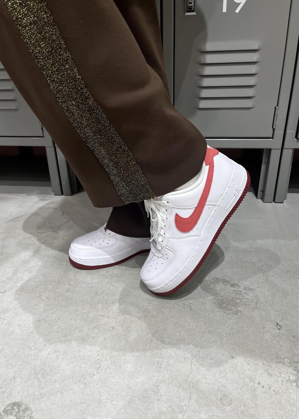 ブラウン系のその他パンツ、ホワイト系のスニーカー、ブラウン系のスウェットを着用したレディースの冬コーディネートの4枚目の写真