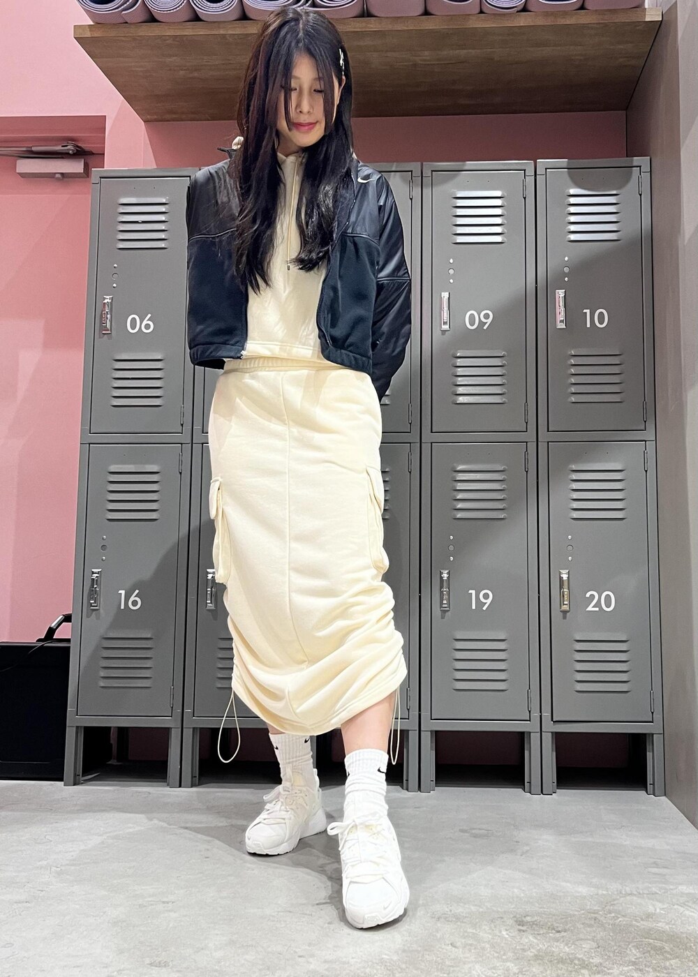 ブラック系のその他アウター、ホワイト系のスカート、ホワイト系のパーカーを着用したレディースの冬コーディネートの2枚目の写真