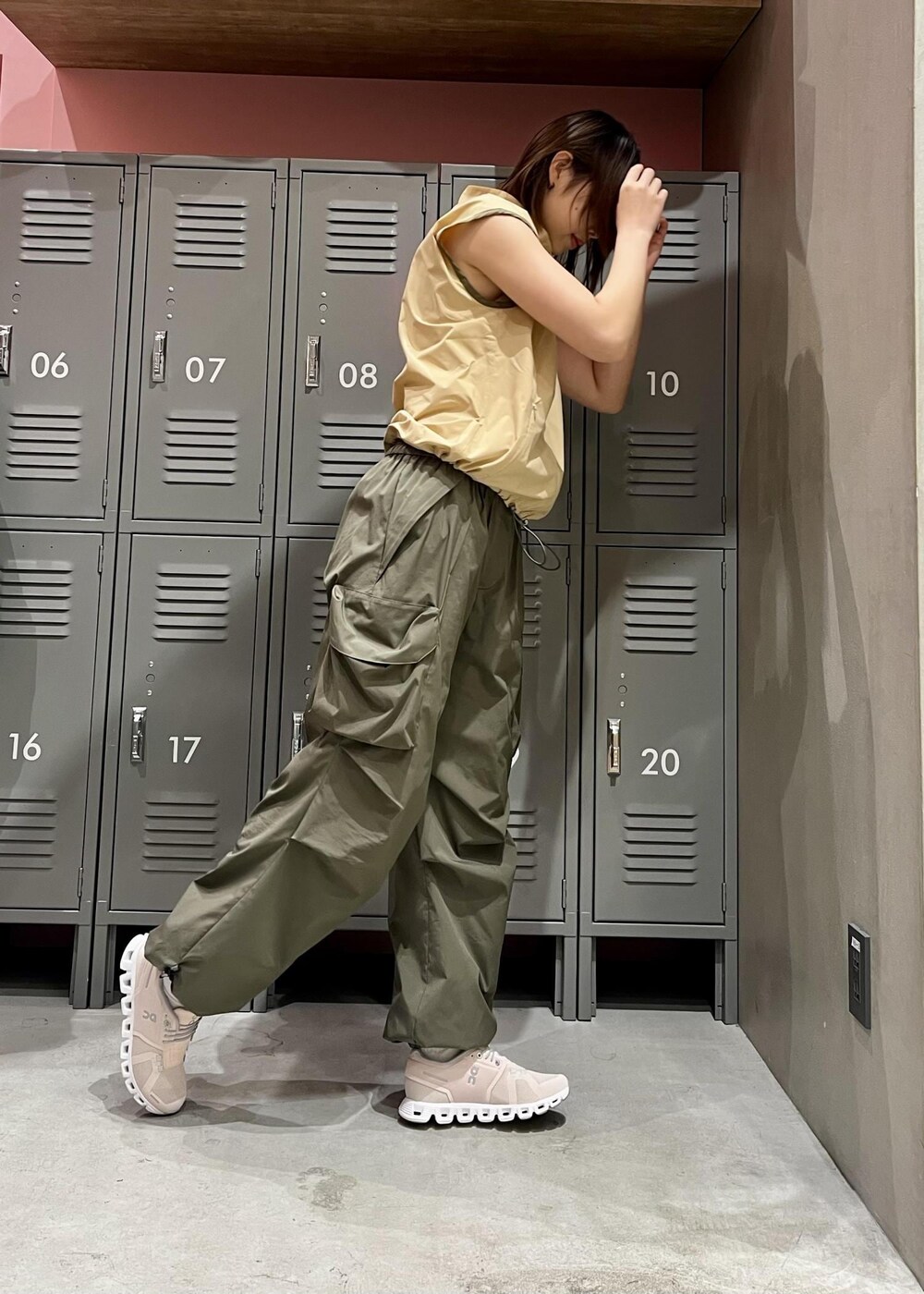 グリーン系のその他パンツ、ピンク系のスニーカー、ベージュ系のブルゾンを着用したレディースの冬コーディネートの2枚目の写真