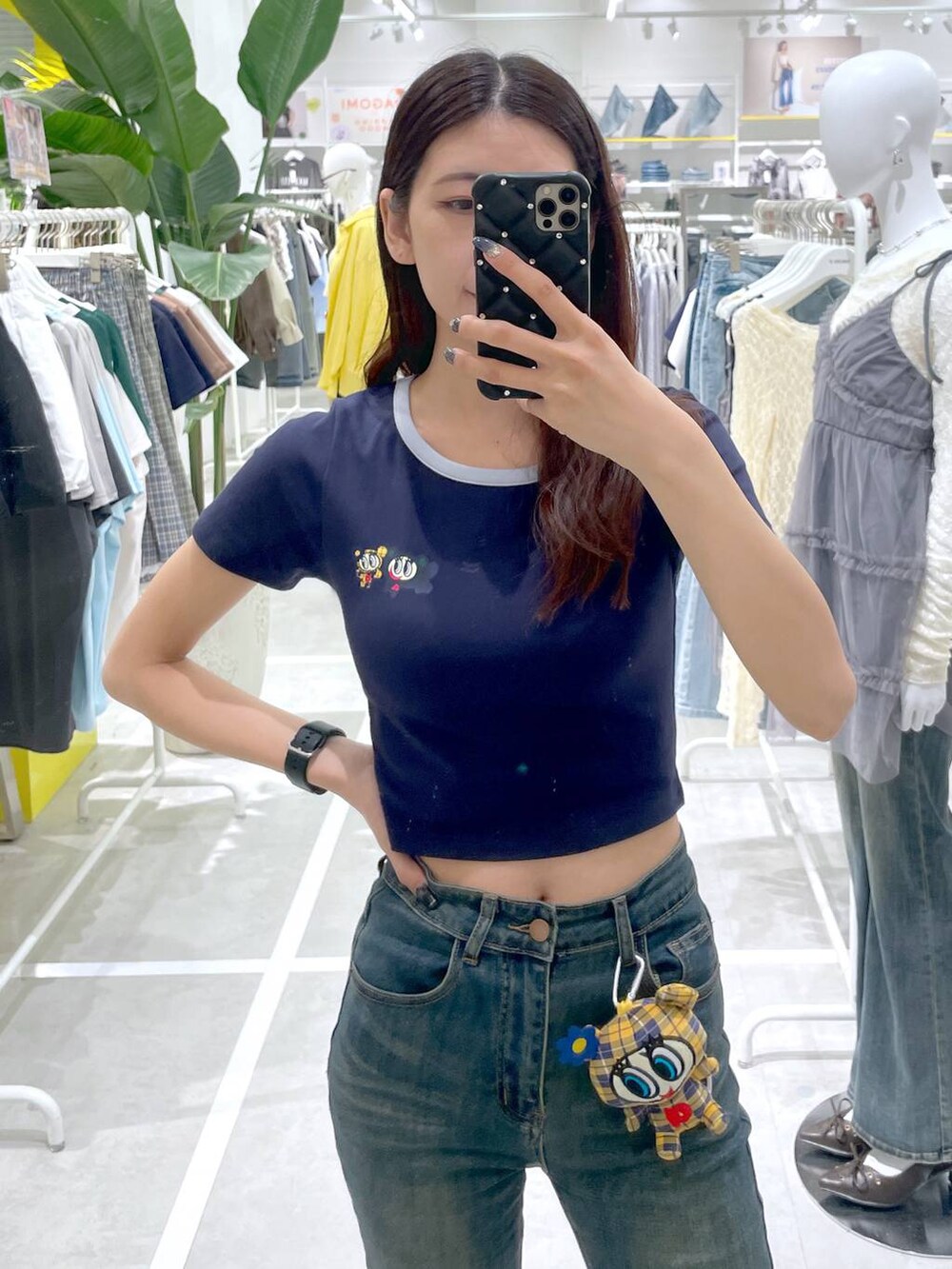 ブルー系のデニムパンツ、ブルー系のTシャツ/カットソー、イエロー系のチャームを着用したレディースの春コーディネートの2枚目の写真