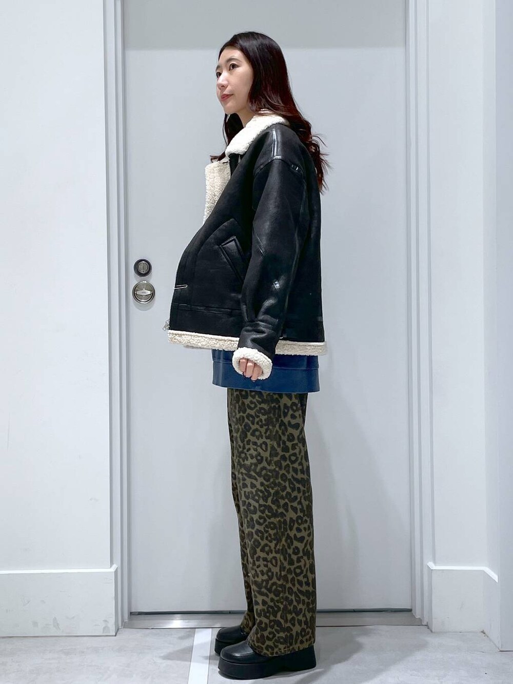 ブラック系のスリッポン、ブルー系のスウェット、その他のその他パンツを着用したレディースの冬コーディネートの2枚目の写真