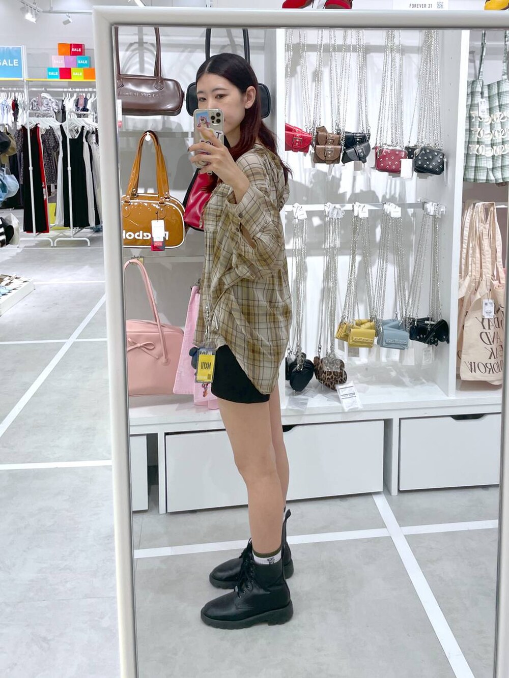 ブラック系のその他パンツ、イエロー系のシャツ/ブラウスを着用したレディースの夏コーディネートの2枚目の写真