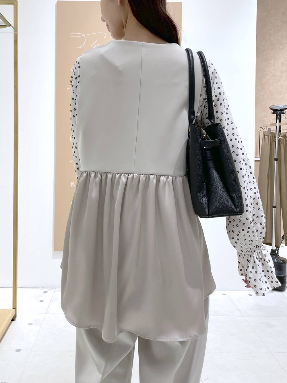 ベージュ系のその他パンツ、ベージュ系のその他アウター、ブラック系のハンドバッグを着用したレディースの冬コーディネートの5枚目の写真