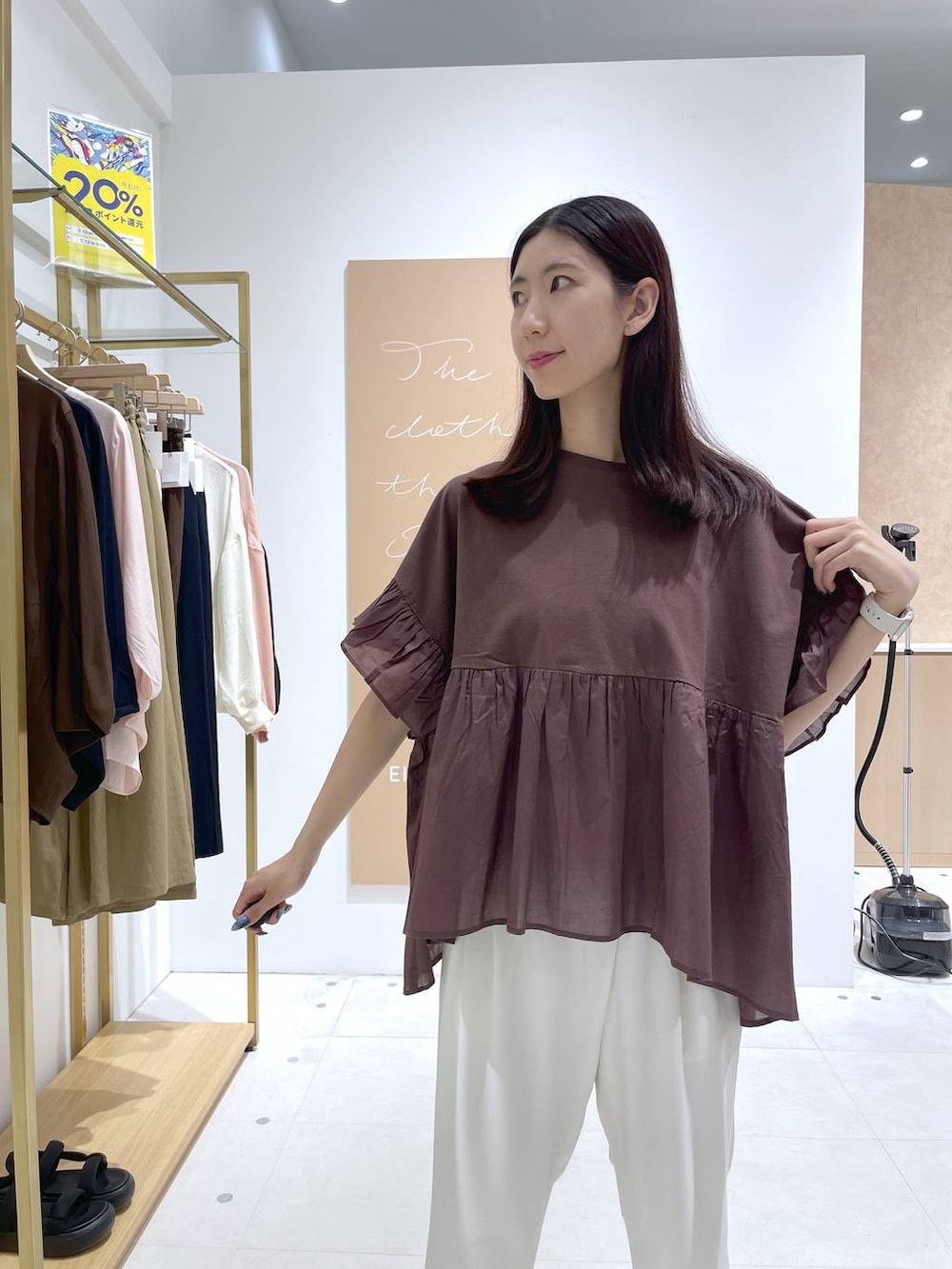 ブラウン系のTシャツ/カットソー、ブラック系のハンドバッグ、ブラック系のサンダルを着用したレディースの春コーディネートの4枚目の写真