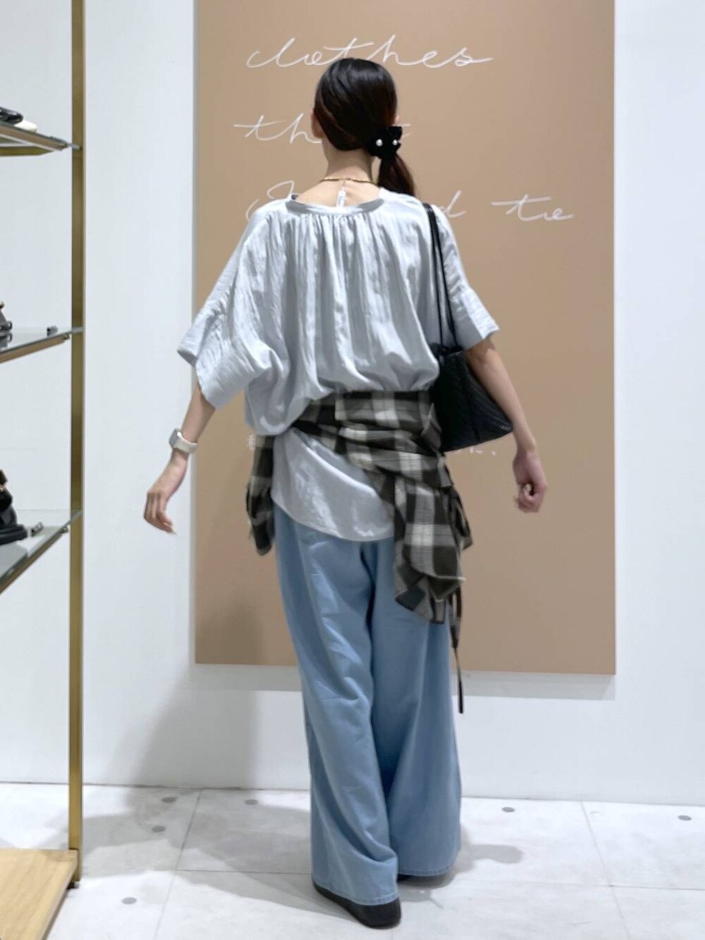 ブラック系のシャツ/ブラウス、ブルー系のシャツ/ブラウス、ブルー系のデニムパンツを着用したレディースの夏コーディネートの3枚目の写真