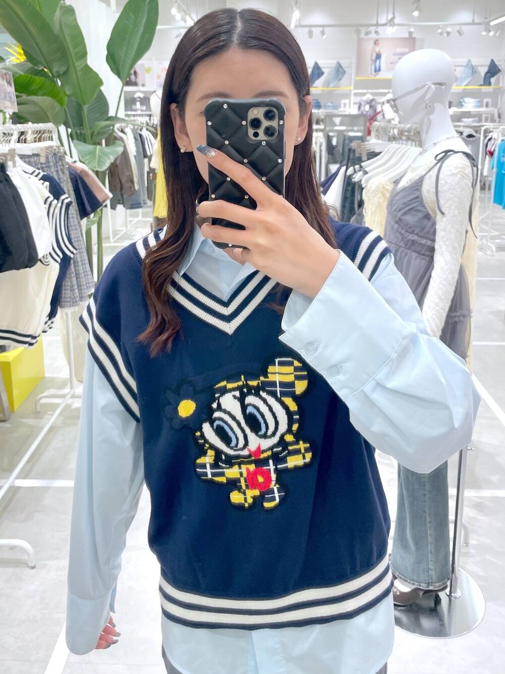 グレー系のその他パンツ、ブルー系のシャツ/ブラウス、ブルー系のベストを着用したレディースの春コーディネートの2枚目の写真