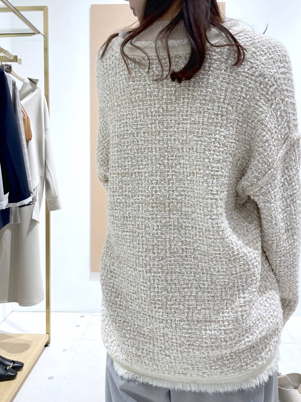 ホワイト系のハンドバッグ、グレー系のその他パンツ、ホワイト系のカーディガン/ボレロを着用したレディースの春コーディネートの7枚目の写真