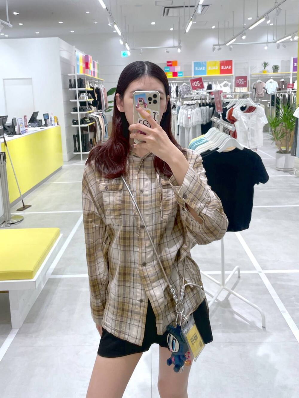 ブラック系のその他パンツ、イエロー系のシャツ/ブラウスを着用したレディースの夏コーディネートの3枚目の写真