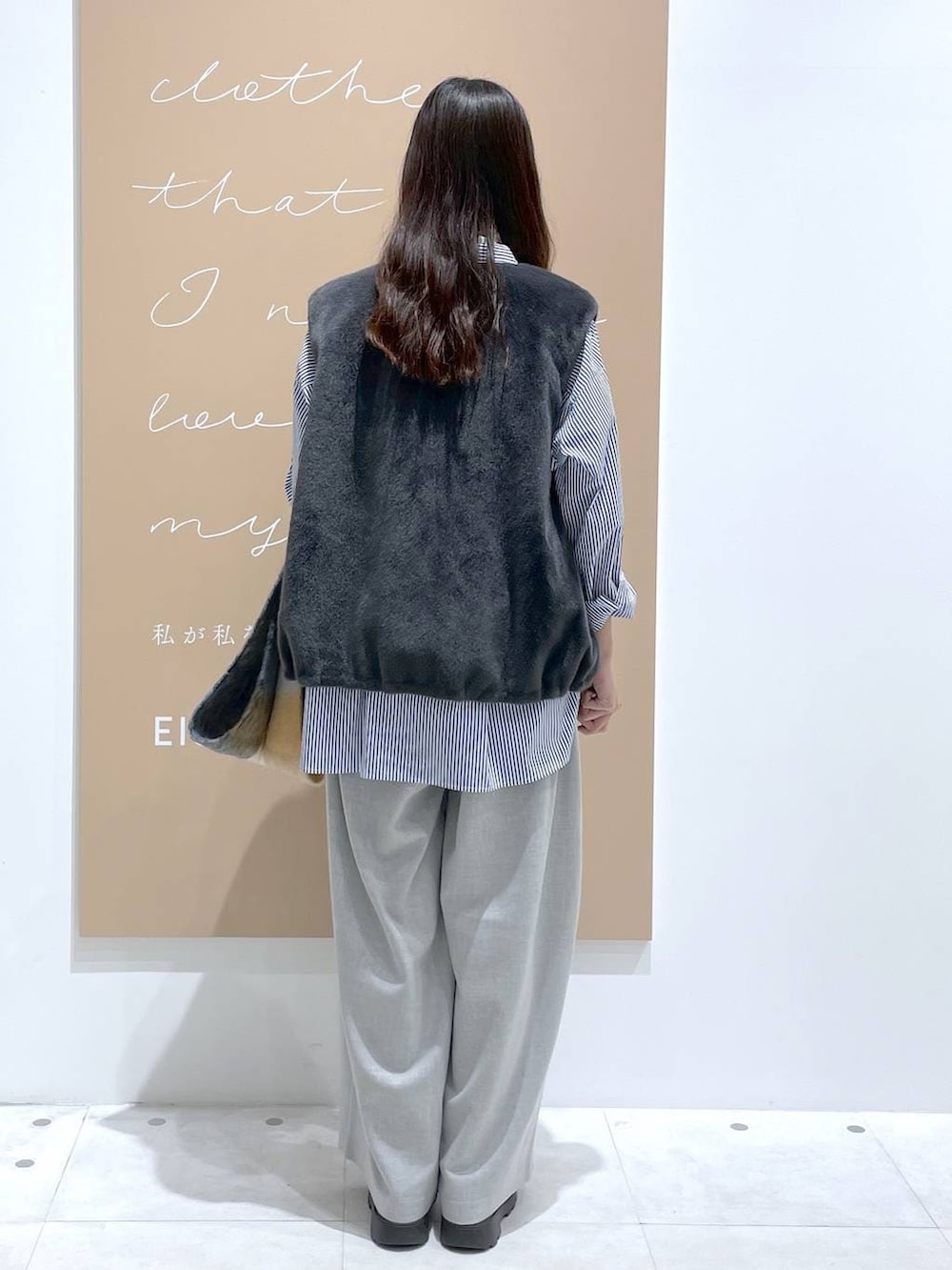 ホワイト系のTシャツ/カットソー、グレー系のその他アウター、グレー系のその他パンツを着用したレディースの冬コーディネートの3枚目の写真