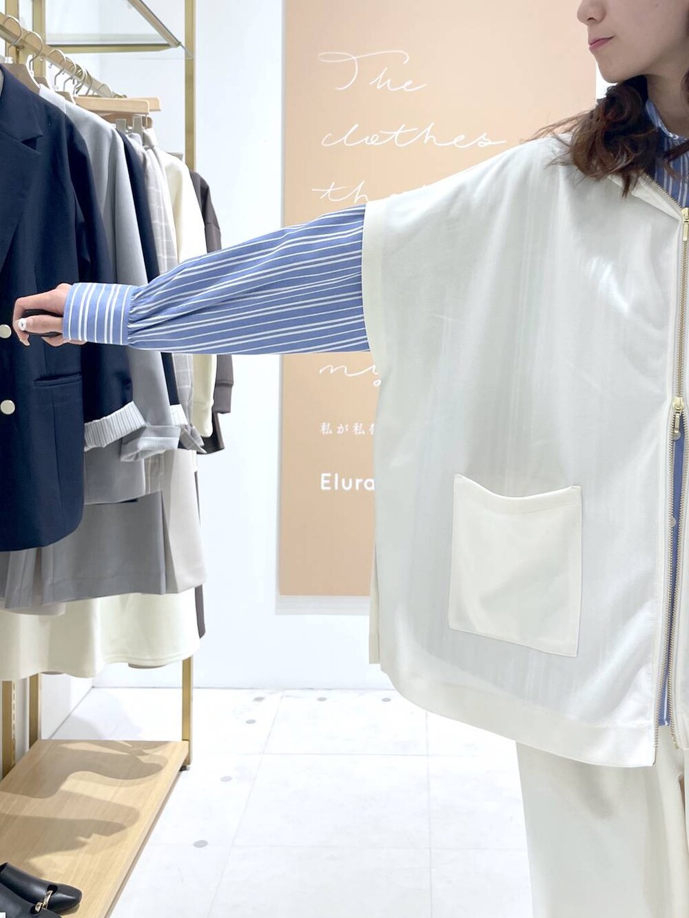 ホワイト系のその他パンツ、ブルー系のシャツ/ブラウス、ブラック系のショルダーバッグを着用したレディースの春コーディネートの4枚目の写真