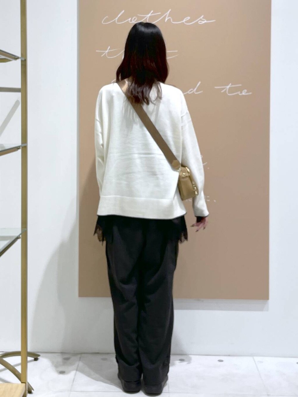 グレー系のカーゴパンツ、イエロー系のショルダーバッグ、ブラック系のキャミソールを着用したレディースの秋コーディネートの3枚目の写真