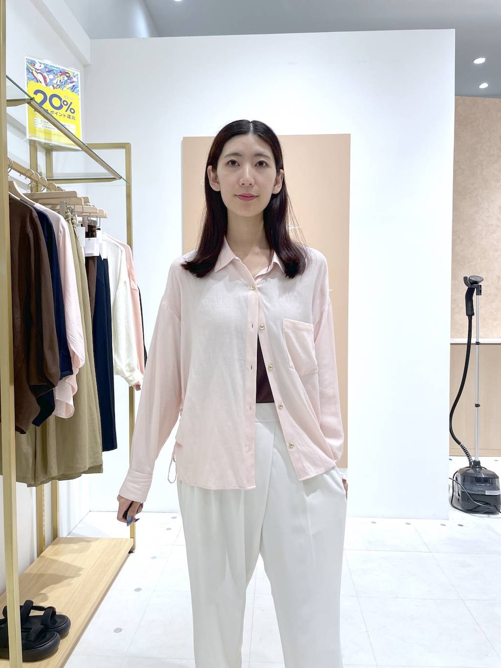 ブラック系のショルダーバッグ、ブラック系のサンダル、ホワイト系のその他パンツを着用したレディースの春コーディネートの6枚目の写真