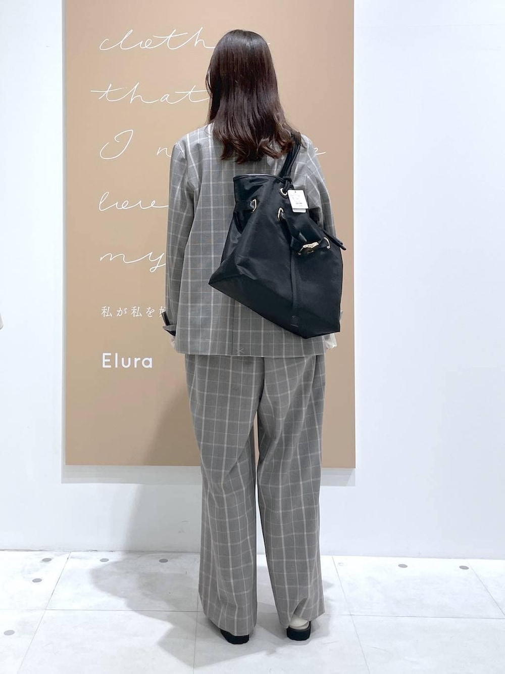 ホワイト系のTシャツ/カットソー、ブラック系のトートバッグ、グレー系のその他パンツを着用したレディースの春コーディネートの3枚目の写真