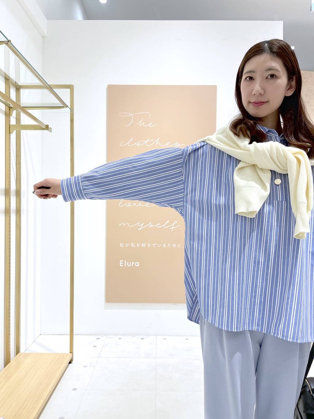 ブルー系のその他パンツ、ブラック系のボストンバッグ、ブルー系のシャツ/ブラウスを着用したレディースの春コーディネートの4枚目の写真