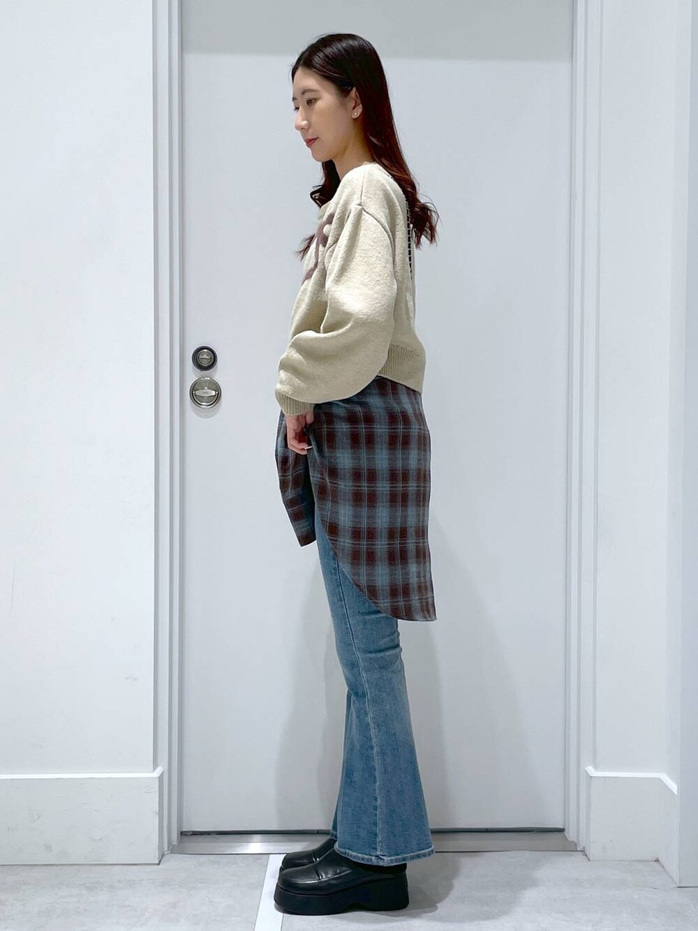 「高身長、高見え、モテ、テーマパーク、デート/ロマンティック、秋コーデ、冬コーデ、女子会、韓国系、きれいめ、FOREVER 21、秋冬新作」｜「FOREVER 21の【2024SS】フレアデニム（デニムパンツ、ブルー系）」を使った、まゆさん（レディース・167cm）の冬コーディネートの2枚目の写真