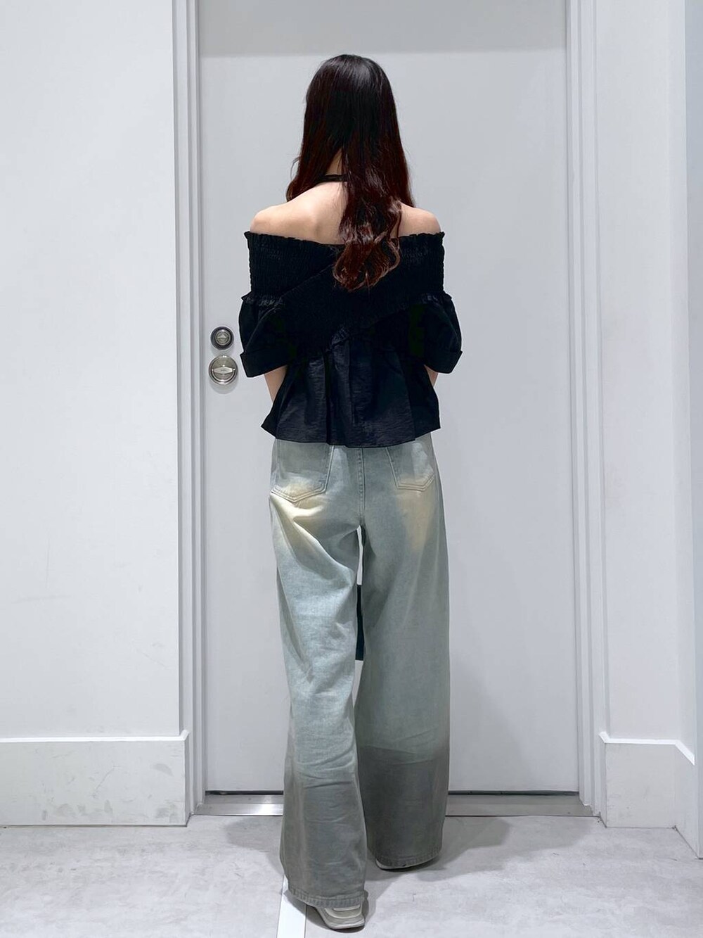 ブルー系のショルダーバッグ、ブルー系のデニムパンツ、ブラック系のシャツ/ブラウスを着用したレディースの春コーディネートの3枚目の写真