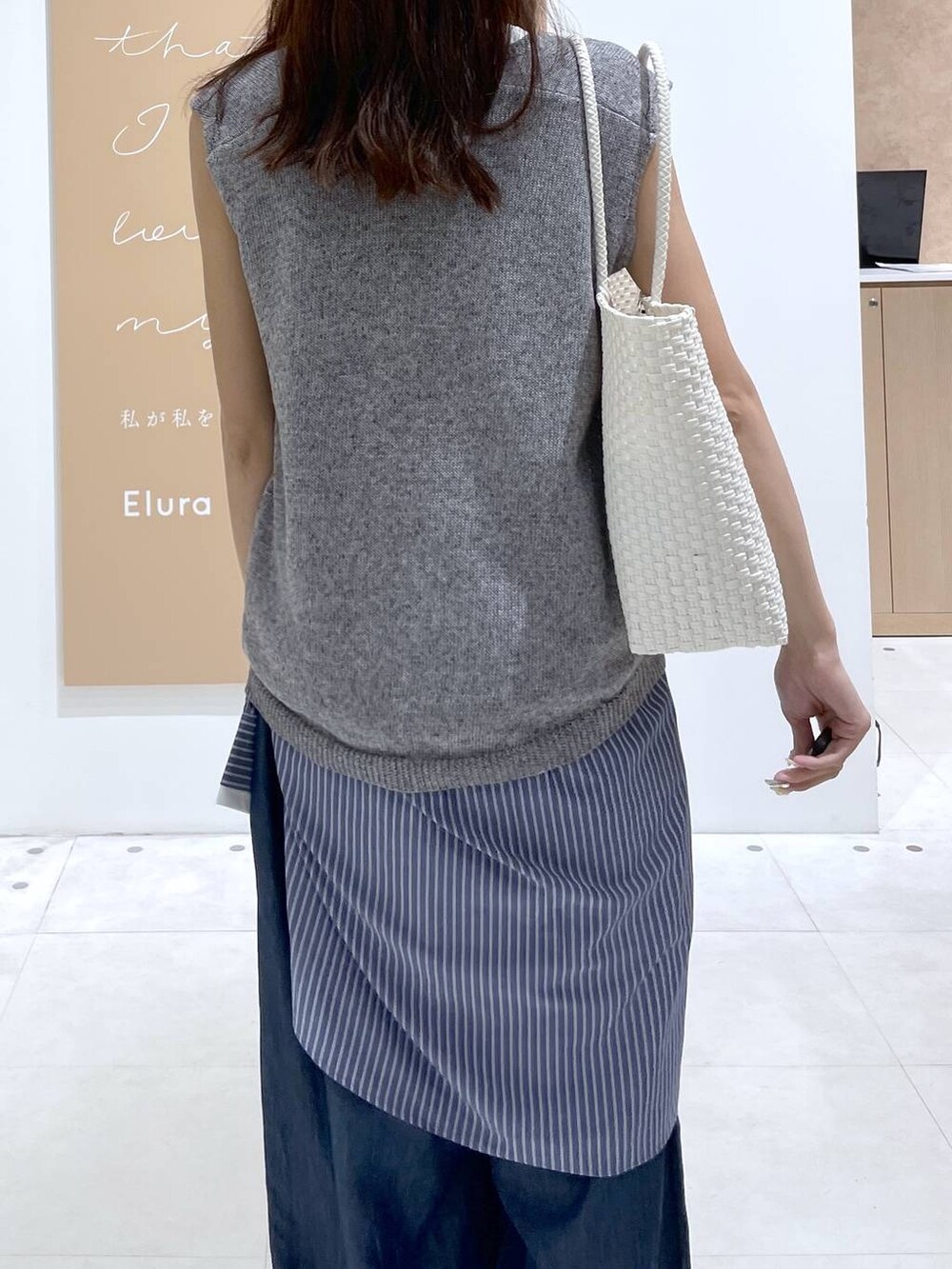 ブルー系のデニムパンツ、ブルー系のシャツ/ブラウス、ホワイト系のかごバッグを着用したレディースの夏コーディネートの6枚目の写真