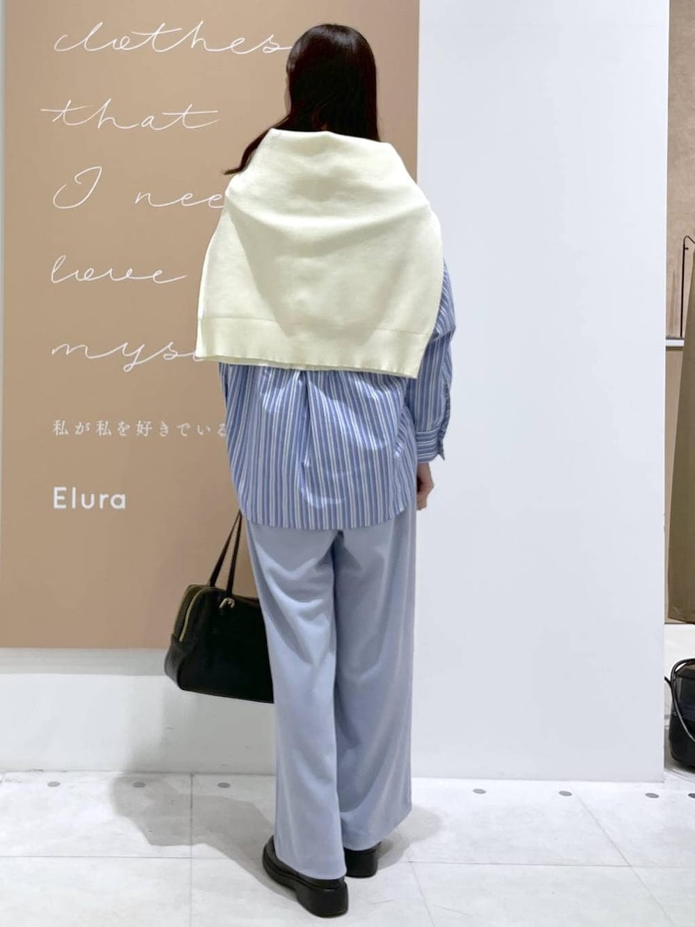 ブルー系のその他パンツ、ブラック系のボストンバッグ、ブルー系のシャツ/ブラウスを着用したレディースの春コーディネートの3枚目の写真