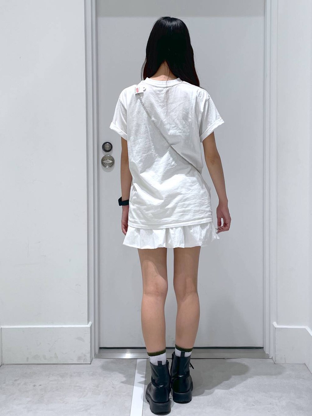 ホワイト系のその他パンツ、ホワイト系のTシャツ/カットソー、ホワイト系のソックス/靴下を着用したレディースの夏コーディネートの3枚目の写真