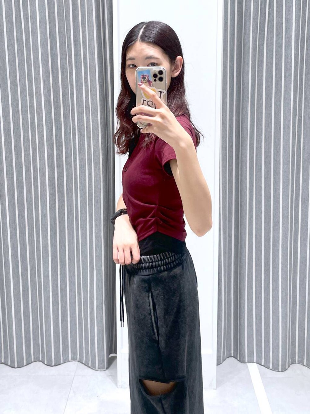 ブラック系のスウェットパンツ、レッド系のTシャツ/カットソーを着用したレディースの夏コーディネートの2枚目の写真