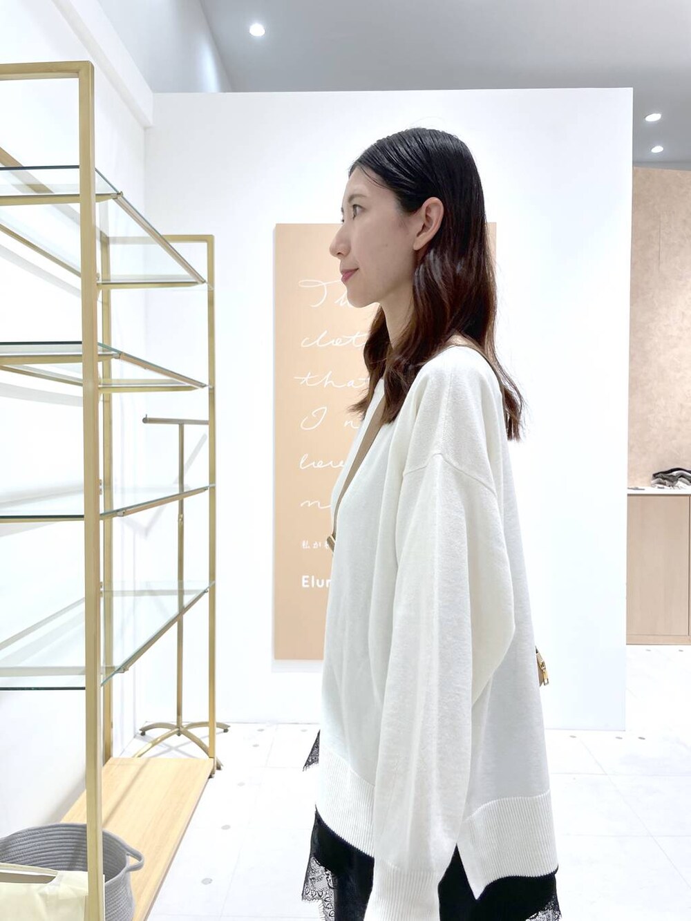 グレー系のカーゴパンツ、イエロー系のショルダーバッグ、ブラック系のキャミソールを着用したレディースの秋コーディネートの5枚目の写真