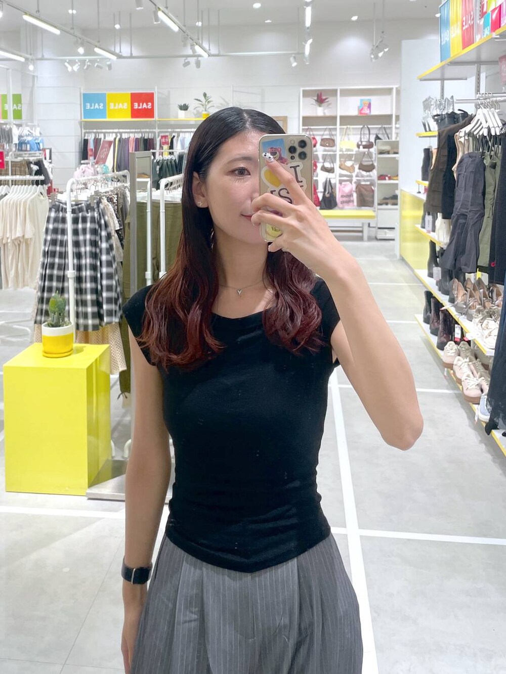 ブラック系のTシャツ/カットソー、グレー系のスラックスを着用したレディースの夏コーディネートの2枚目の写真