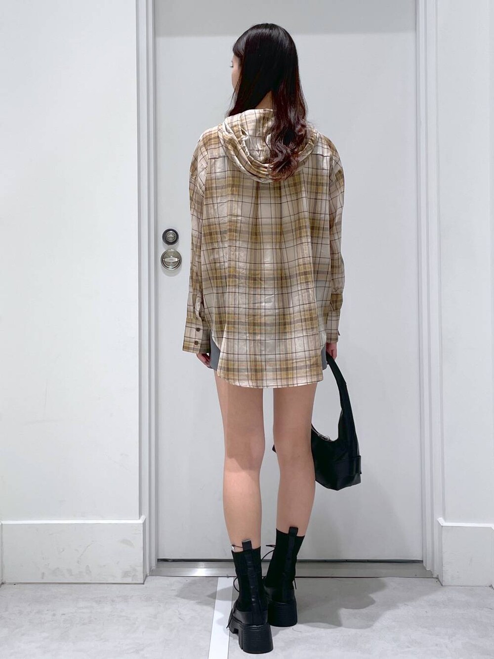 ブラック系のブーツ、グレー系のその他パンツ、イエロー系のシャツ/ブラウスを着用したレディースの春コーディネートの3枚目の写真