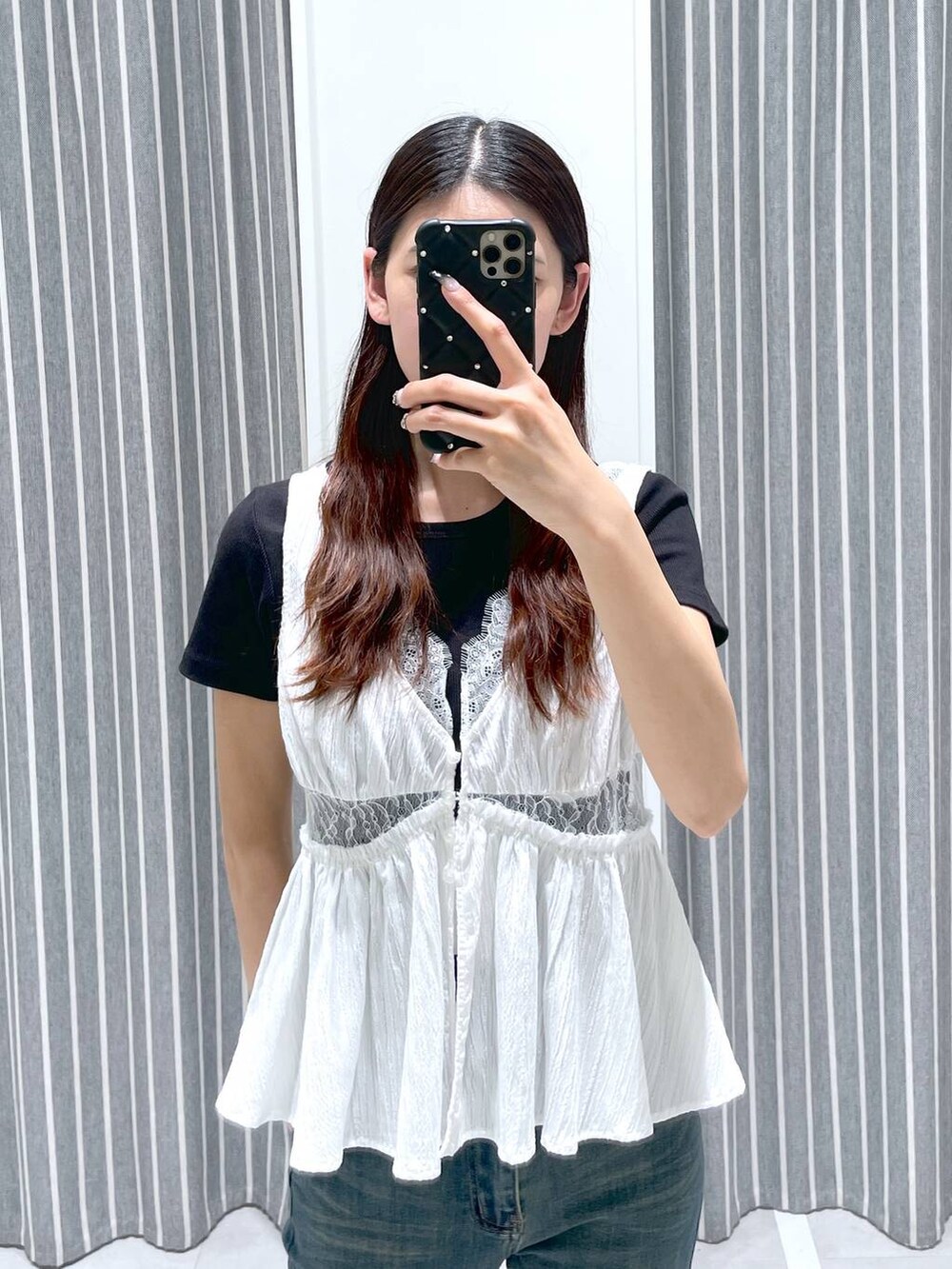 ブルー系のデニムパンツ、ブラック系のTシャツ/カットソー、ホワイト系のシャツ/ブラウスを着用したレディースの夏コーディネートの2枚目の写真